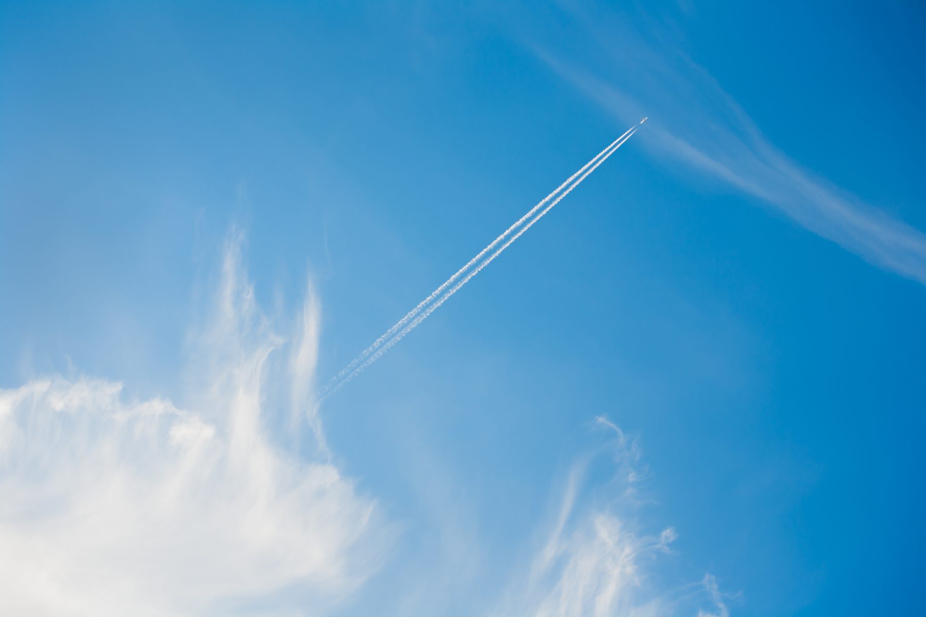 Estela de un avión sobre el cielo despejado